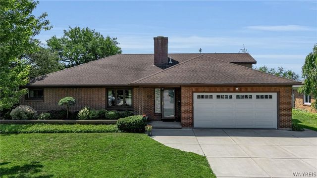 55 Lake Ledge Drive, Amherst, NY 14221