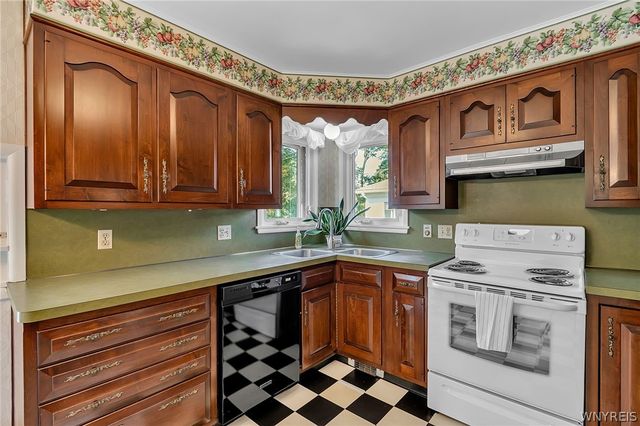 55 Lake Ledge Drive, Amherst, NY 14221