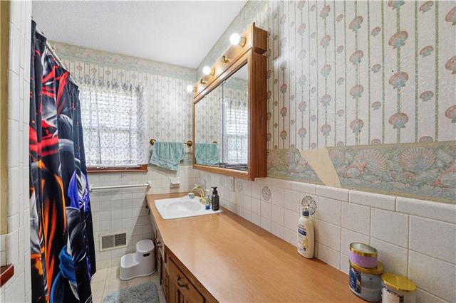 8801 Orchard Street, Pleasant Valley, MO 64068