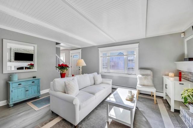 23 Haven Lane, Levittown, NY 11756