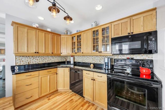 23 Haven Lane, Levittown, NY 11756