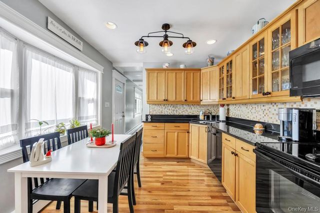 23 Haven Lane, Levittown, NY 11756