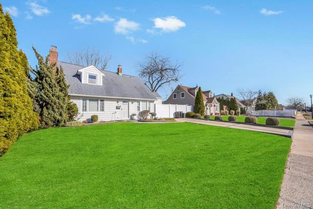 23 Haven Lane, Levittown, NY 11756