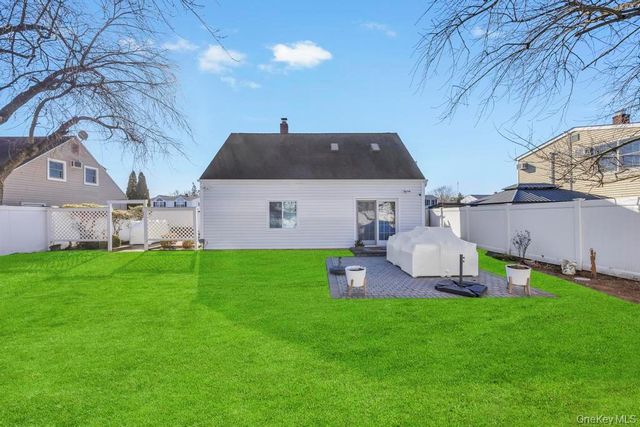 23 Haven Lane, Levittown, NY 11756