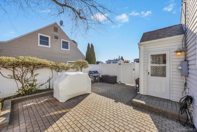 23 Haven Lane, Levittown, NY 11756