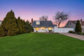 23 Haven Lane, Levittown, NY 11756