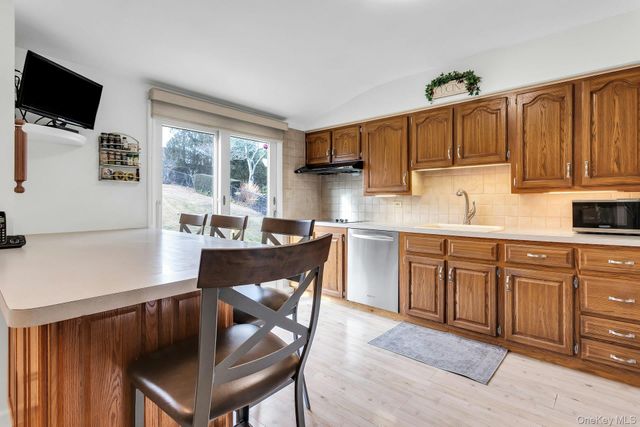 17 Meadowfield, Glen Cove, NY 11542