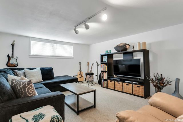 17 Meadowfield, Glen Cove, NY 11542