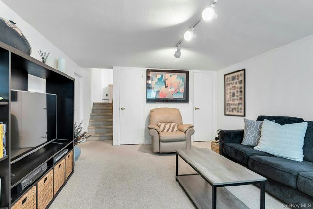 17 Meadowfield, Glen Cove, NY 11542