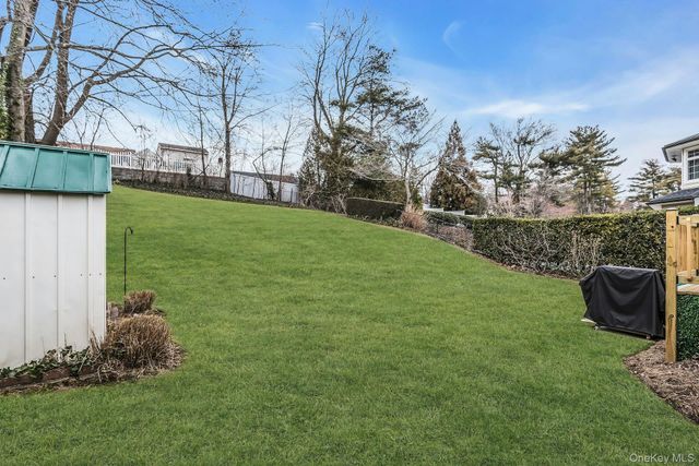 17 Meadowfield, Glen Cove, NY 11542