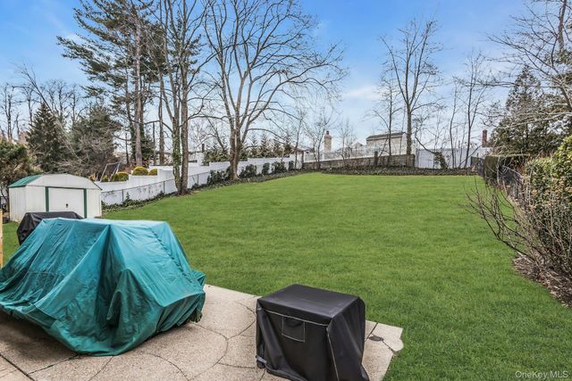 17 Meadowfield, Glen Cove, NY 11542