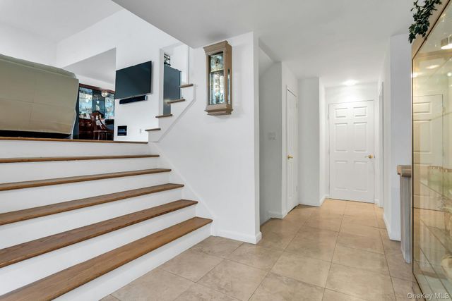 17 Meadowfield, Glen Cove, NY 11542