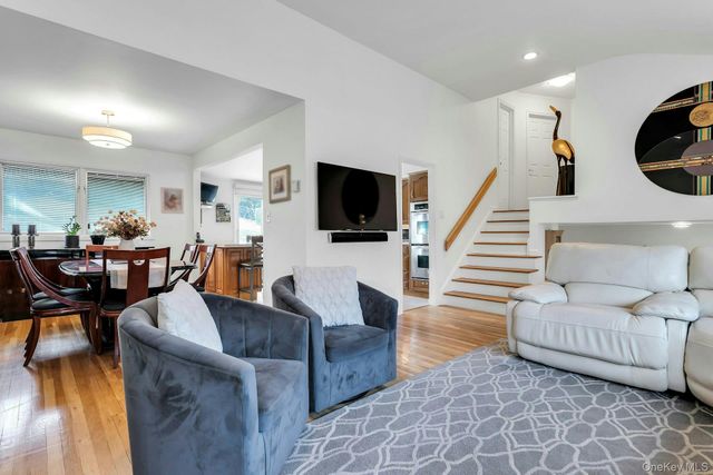 17 Meadowfield, Glen Cove, NY 11542