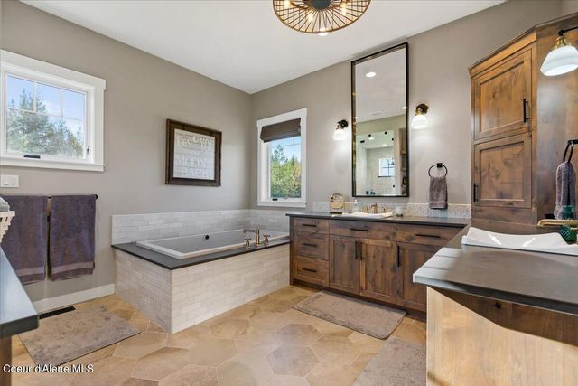 8236 E SCOUT TRAIL RD, Athol, ID 83801