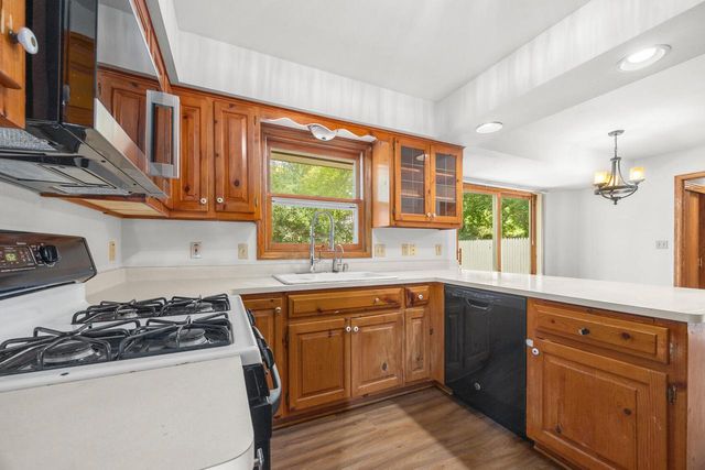 21840 Doneswood DRIVE, Waukesha, WI 53186