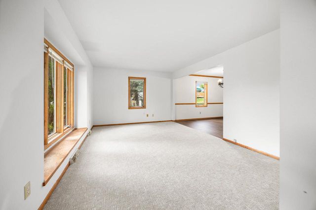 21840 Doneswood DRIVE, Waukesha, WI 53186