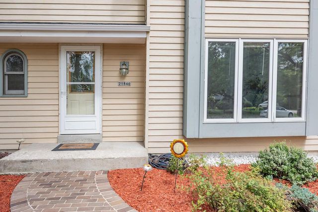 21840 Doneswood DRIVE, Waukesha, WI 53186
