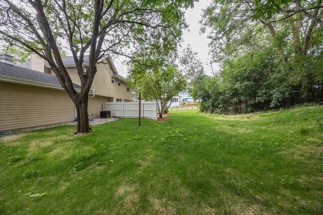 21840 Doneswood DRIVE, Waukesha, WI 53186