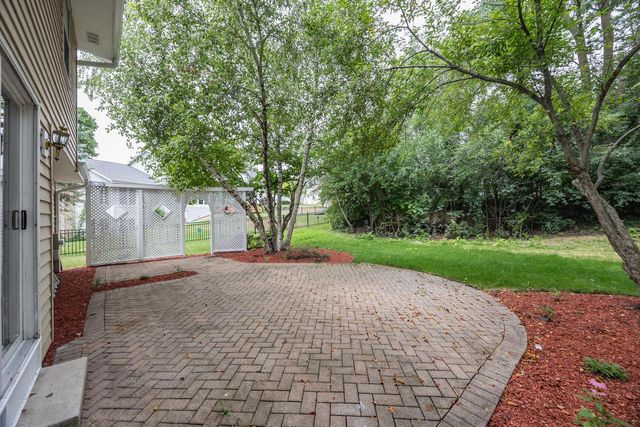 21840 Doneswood DRIVE, Waukesha, WI 53186