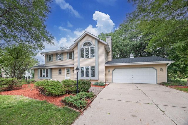 21840 Doneswood DRIVE, Waukesha, WI 53186