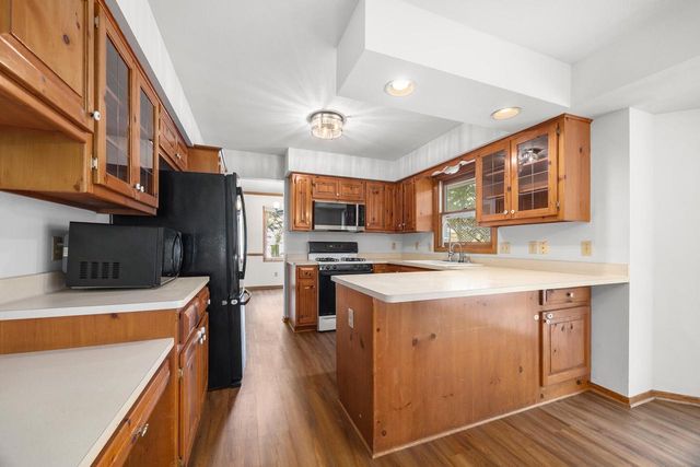 21840 Doneswood DRIVE, Waukesha, WI 53186