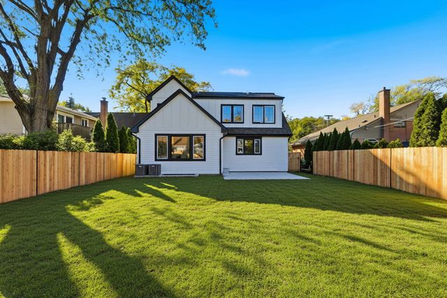 1100 Lois Avenue, Park Ridge, IL 60068