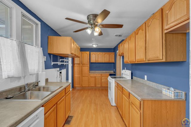 1401 SW Cornwall ST, Topeka, KS 66611