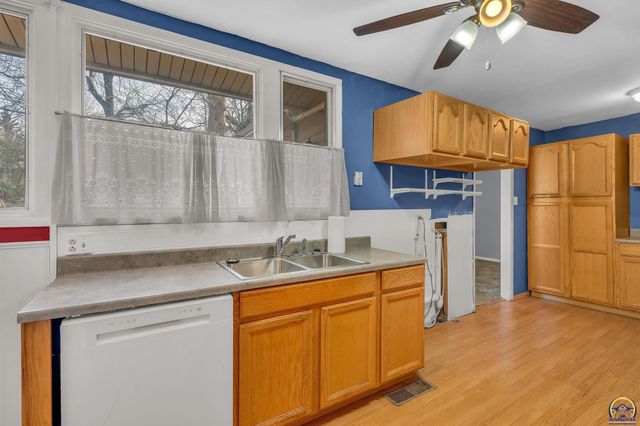 1401 SW Cornwall ST, Topeka, KS 66611