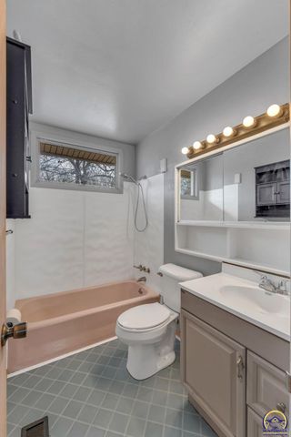 1401 SW Cornwall ST, Topeka, KS 66611