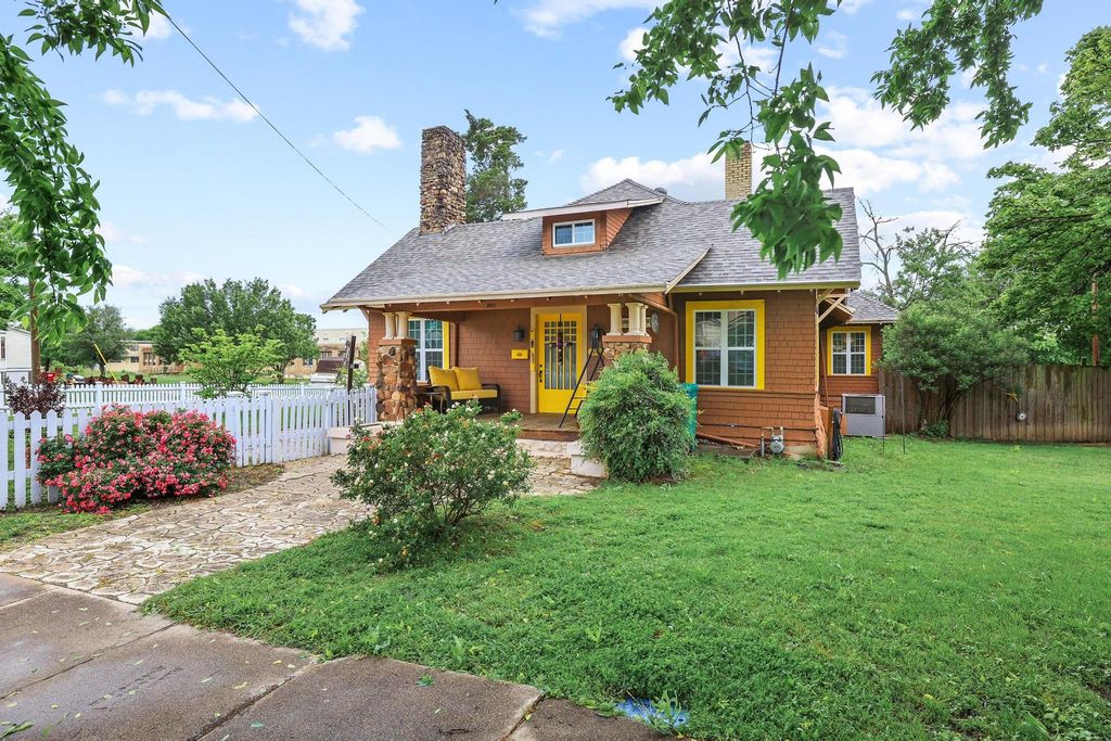 901 8th Street, Honey Grove, TX 75446