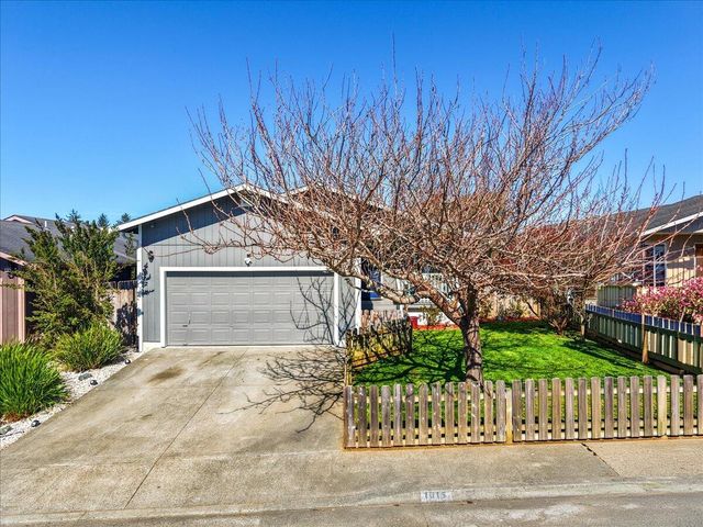 1015 Oakwood Court, Mckinleyville, CA 95519