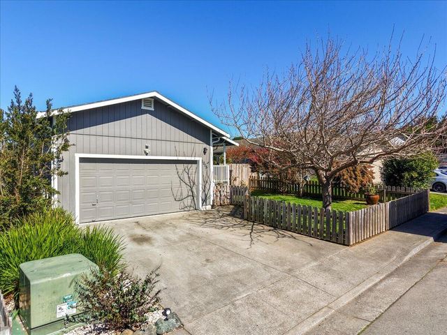 1015 Oakwood Court, Mckinleyville, CA 95519