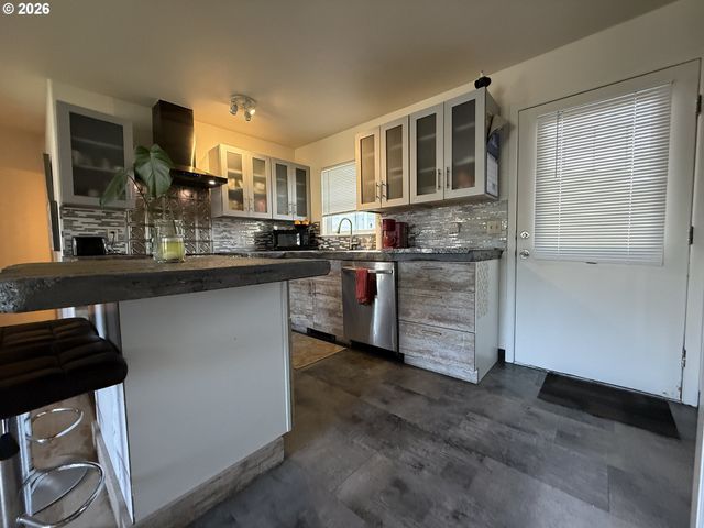 515 PACIFIC Ave, Brookings, OR 97415