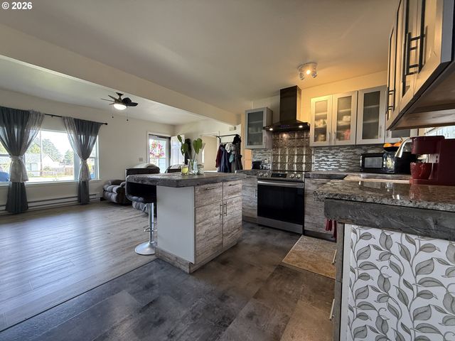 515 PACIFIC Ave, Brookings, OR 97415