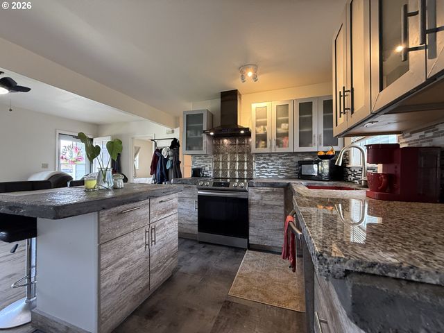 515 PACIFIC Ave, Brookings, OR 97415