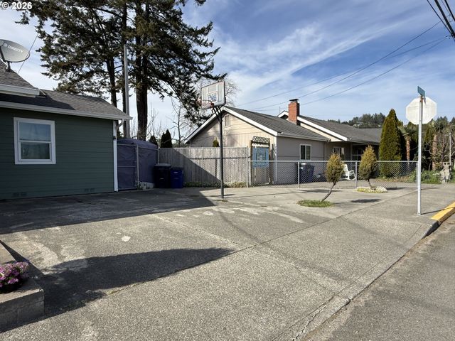 515 PACIFIC Ave, Brookings, OR 97415