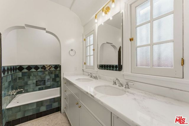 125 N Orange Drive, Los Angeles, CA 90036