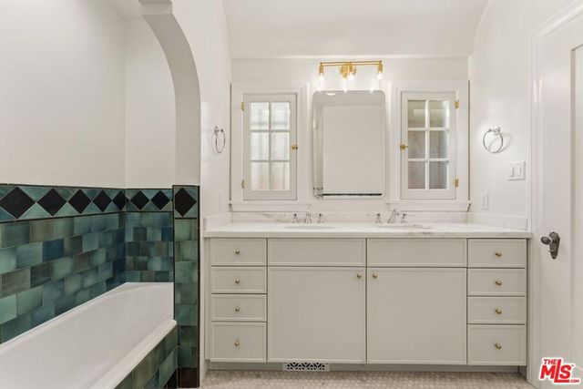 125 N Orange Drive, Los Angeles, CA 90036