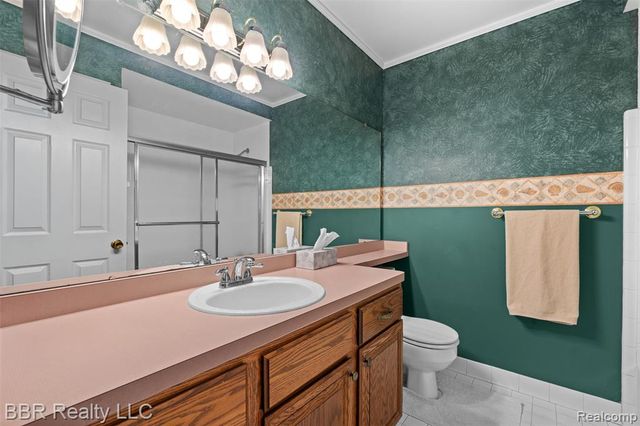 22264 Oakwood Street, Trenton, MI 48183