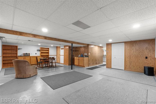 22264 Oakwood Street, Trenton, MI 48183