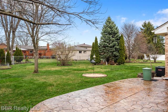 22264 Oakwood Street, Trenton, MI 48183