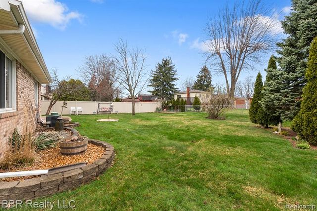 22264 Oakwood Street, Trenton, MI 48183