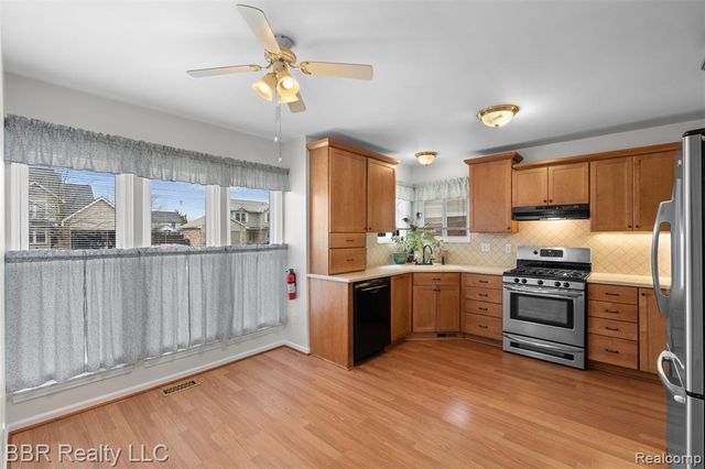 22264 Oakwood Street, Trenton, MI 48183