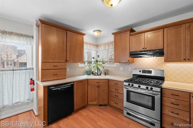 22264 Oakwood Street, Trenton, MI 48183