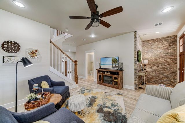 1103 Farm ST, Bastrop, TX 78602