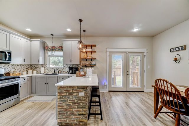 1103 Farm ST, Bastrop, TX 78602
