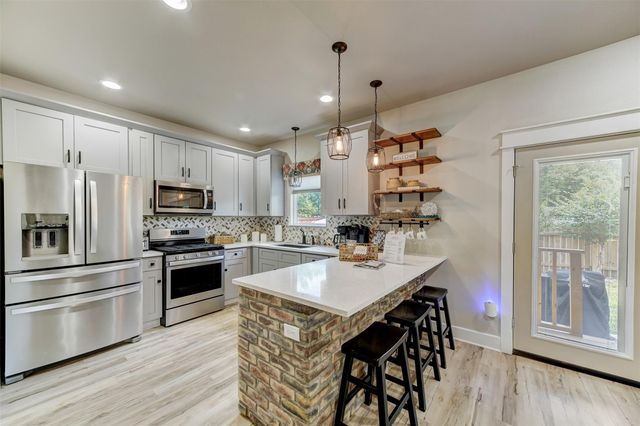 1103 Farm ST, Bastrop, TX 78602