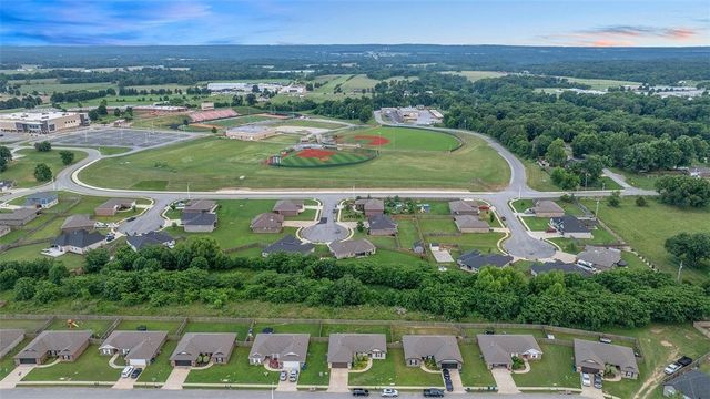 517 Eagle Drive, Gravette, AR 72736