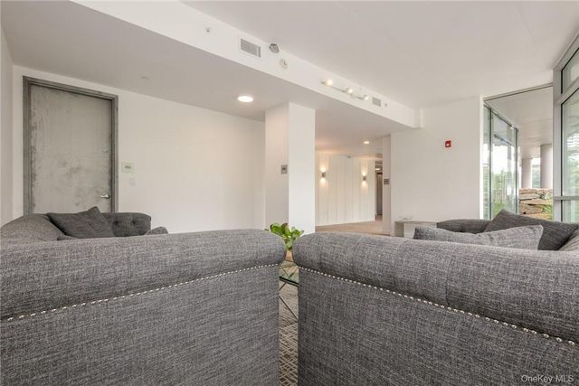 250 S Central Park Avenue 3I, Hartsdale, NY 10530