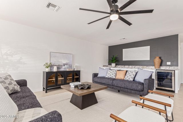 8124 E MITCHELL Drive, Scottsdale, AZ 85251